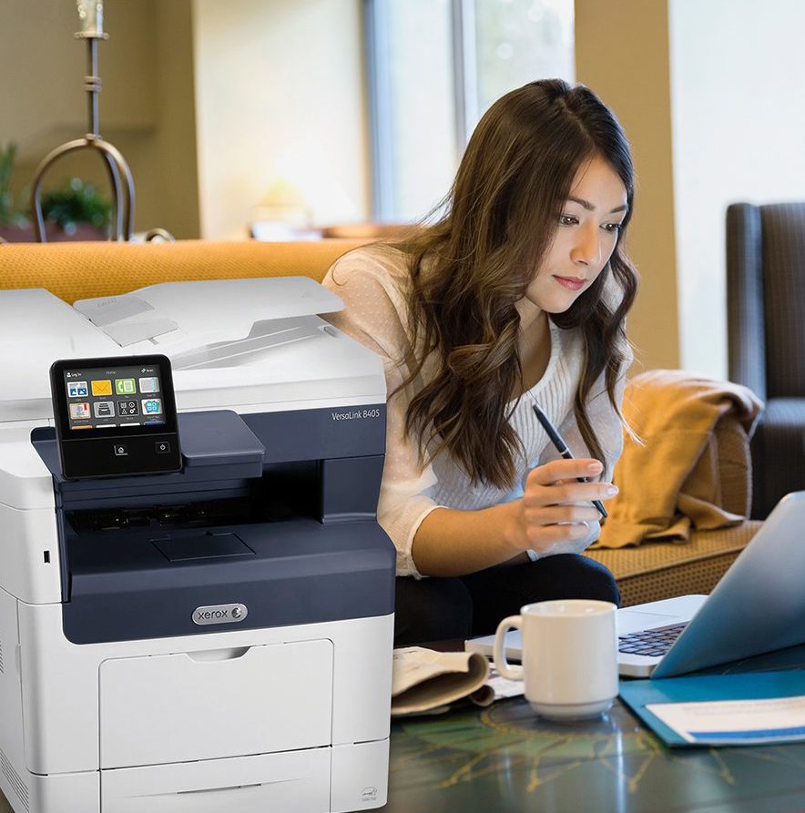 Femme en télétravail avec son ordinateur et imprimante Xerox B405