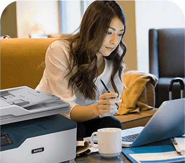Femme travail devant ordi et avec imprimante Xerox