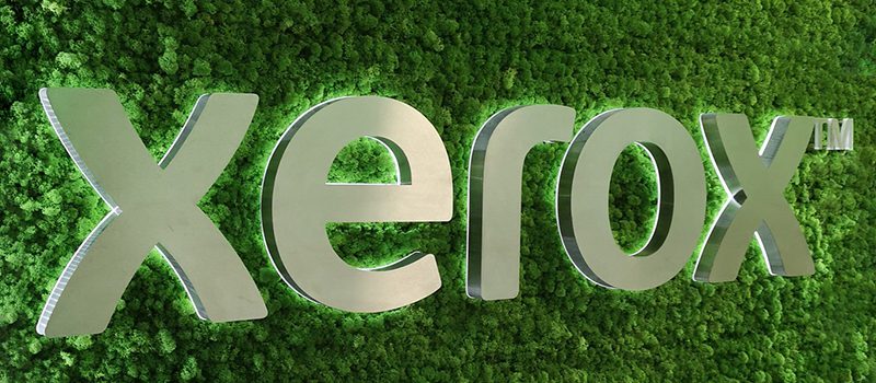Logo Xerox sur fond végétal